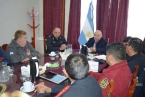 ministro-de-seguridad-recibio-a-los-bomberos-salta