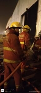 Voraz incendio en un depósito de carbón en el parque industrial.