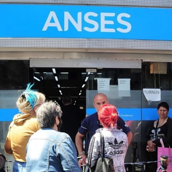 El 14 de agosto, el Gobierno anuncia OTRO AUMENTO para AUH y jubilados: monto posible