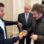 “Maligno” Torres se reunió con Javier Milei y salió al balcón de la Casa Rosada para mostrar su medalla de oro