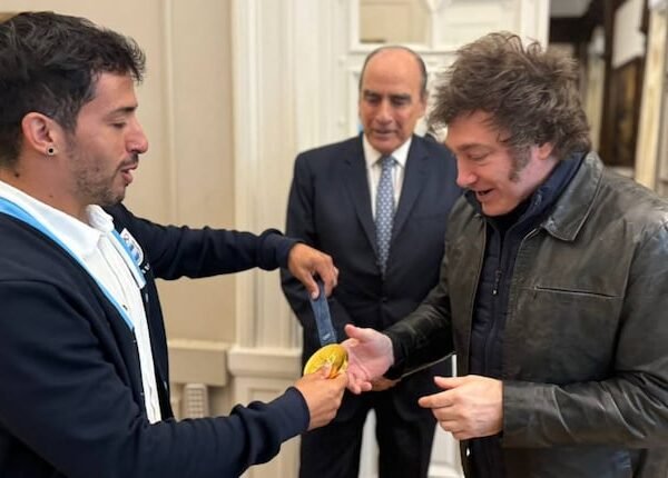 “Maligno” Torres se reunió con Javier Milei y salió al balcón de la Casa Rosada para mostrar su medalla de oro
