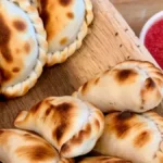 Pidió 16 empanadas en un restaurante y cuando le trajeron la cuenta no lo pudo creer