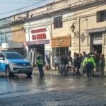 Caos en pleno centro: hubo un derrame de aceite en Av. San Martín