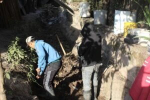 Continúa la limpieza del canal de Tejeda en Cerrillos para prevenir inundaciones y el dengue