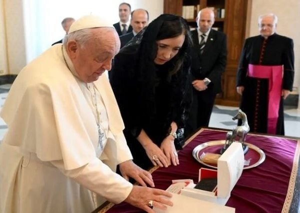 VATICANO: LA VICEPRESIDENTA VICTORIA VILLARRUEL MANTUVO UNA AUDIENCIA CON LE PAPA FRANCISCO