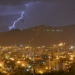 Las descargas eléctricas durante la tormenta dejaron sin luz a distintos barrios