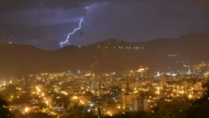 Las descargas eléctricas durante la tormenta dejaron sin luz a distintos barrios