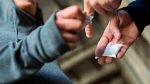 Pareja vendía drogas en un SUM de zona norte