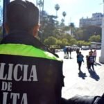 Policía salteño fue filmado robándole a una persona dormida en la calle