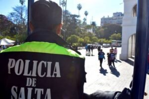 Policía salteño fue filmado robándole a una persona dormida en la calle