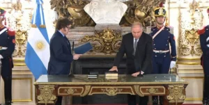 Sobre la Torá, Milei le tomó juramento al Canciller Gerardo Werthein