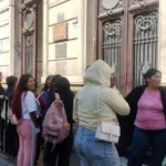 Padres reclaman respuestas por la intoxicación de 26 alumnos en la Esc. Joaquín Castellanos