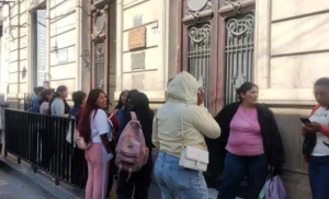 Padres reclaman respuestas por la intoxicación de 26 alumnos en la Esc. Joaquín Castellanos