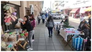 Después del incendio, puesteros del Mercado San Miguel vuelven a trabajar