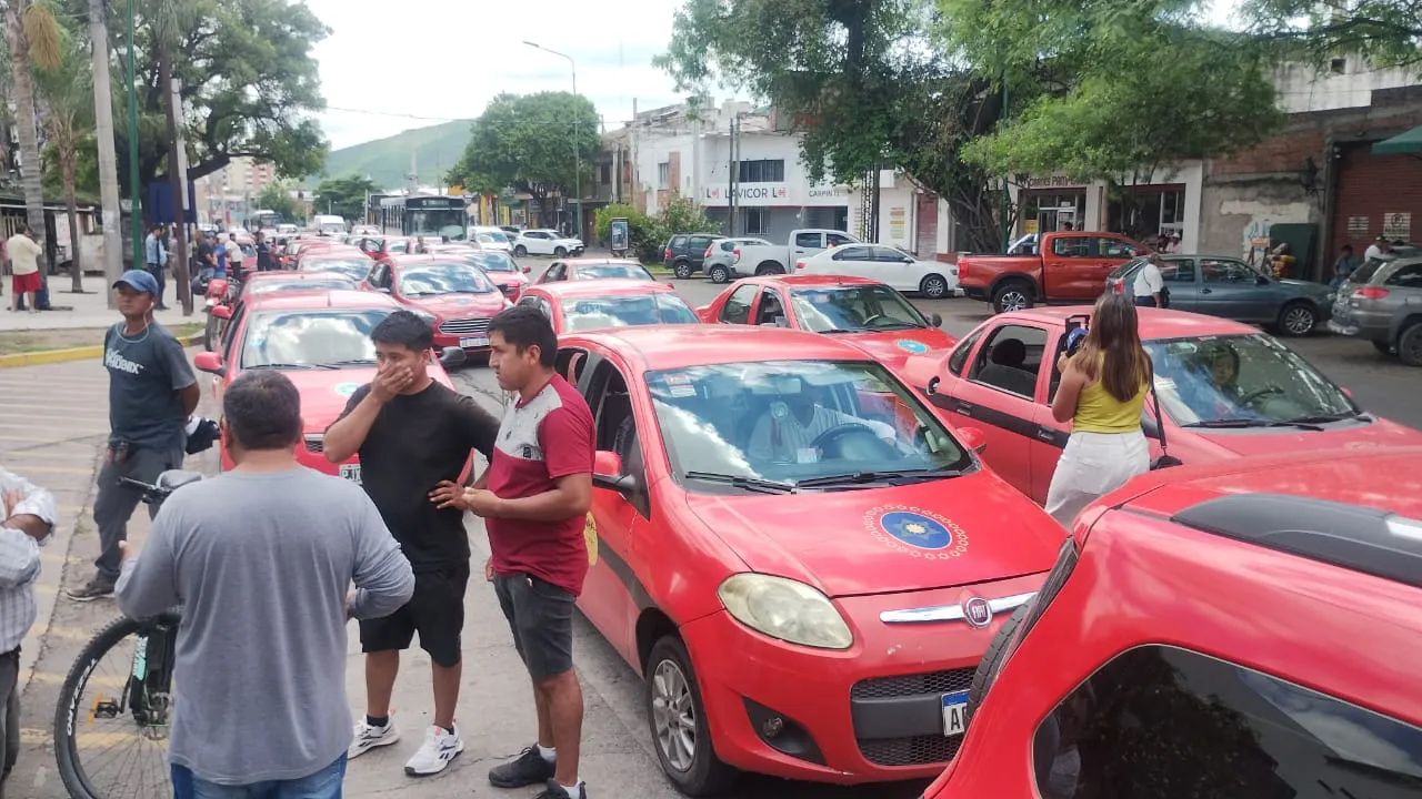 Taxistas se manifestaron en el Centro Cívico Municipal