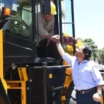 En Chicoana, Sáenz entregó maquinaria para fortalecer el mantenimiento de caminos