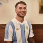 La Selección Argentina presentó su nueva camiseta retro para jugar ante Perú