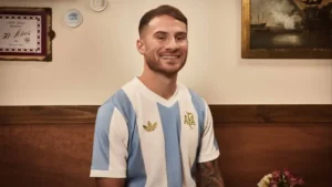 La Selección Argentina presentó su nueva camiseta retro para jugar ante Perú