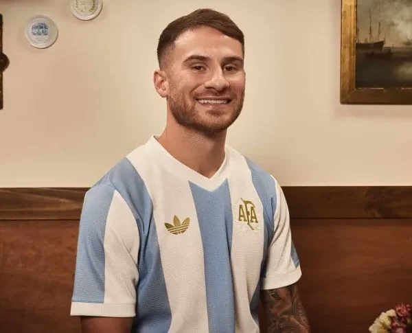 La Selección Argentina presentó su nueva camiseta retro para jugar ante Perú