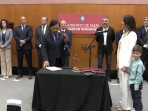 Sáenz le tomó juramento a los nuevos ministros y secretarios de su Gabinete