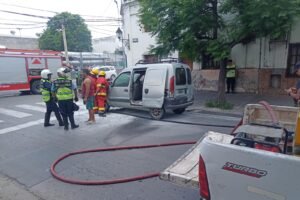 INCENDIO VEHICULAR EN PLENO CENTRO