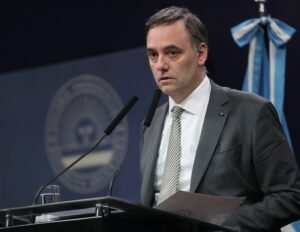 El Gobierno anunció que se podrá cobrar a los extranjeros la universidad y la salud