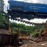 Un puente ferroviario colapsó y el tren quedó suspendido en el aire