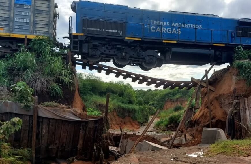 Un puente ferroviario colapsó y el tren quedó suspendido en el aire