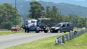 Un guardarraíl de Av. Bolivia salvó a un conductor de volcar cuando se durmió