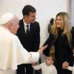 Urtubey y su familia visitaron a Francisco: “Le llevamos el saludo de los salteños»