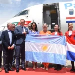 Gustavo Sáenz recibió el primer vuelo Salta – Asunción, la tercera ruta internacional de la provincia