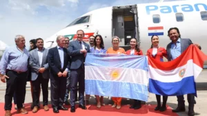 Gustavo Sáenz recibió el primer vuelo Salta – Asunción, la tercera ruta internacional de la provincia