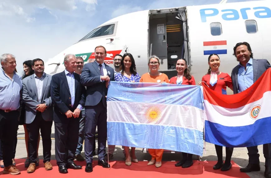 Gustavo Sáenz recibió el primer vuelo Salta – Asunción, la tercera ruta internacional de la provincia