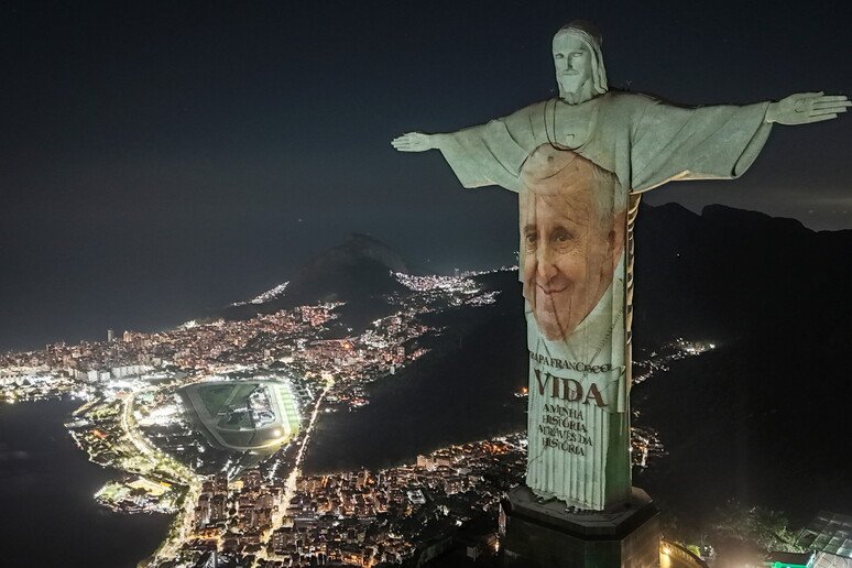 El Cristo Redentor de Brasil se iluminó con el rostro del papa Francisco