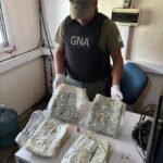 PASAJERO VIAJABA CON MARIHUANA ADOSADO A SUS PIERNAS Y QUEDÓ DETENIDO