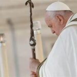 El papa Francisco fue internado por una bronquitis