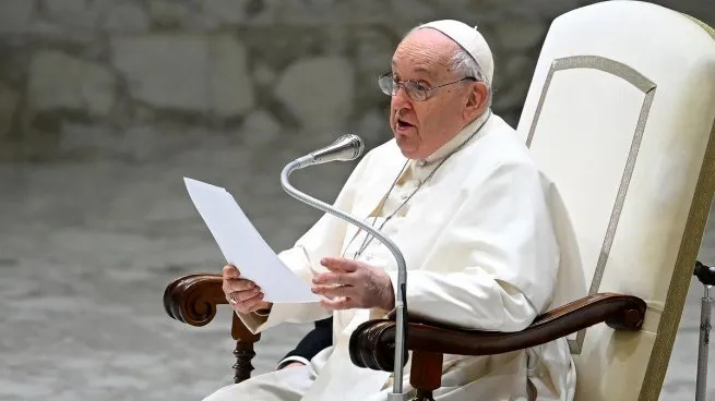 El papa Francisco pasó su primera noche internado: «Está tranquilo y se encuentra bien»