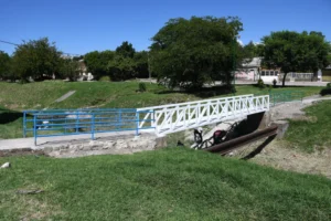 Instalaron un nuevo puente pasarela en Villa Luján