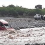 Dos camionetas con personas adentro quedaron atrapadas en el cauce del río en Metán