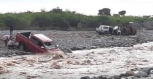 Dos camionetas con personas adentro quedaron atrapadas en el cauce del río en Metán