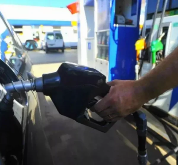 YPF anunció que bajará el precio de sus naftas