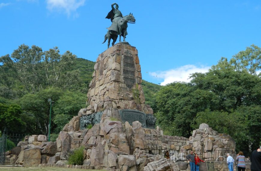 Iniciaron las obras de iluminación del monumento al General Güemes
