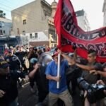 Incidentes entre la policía y los barras en la marcha de los jubilados frente al Congreso