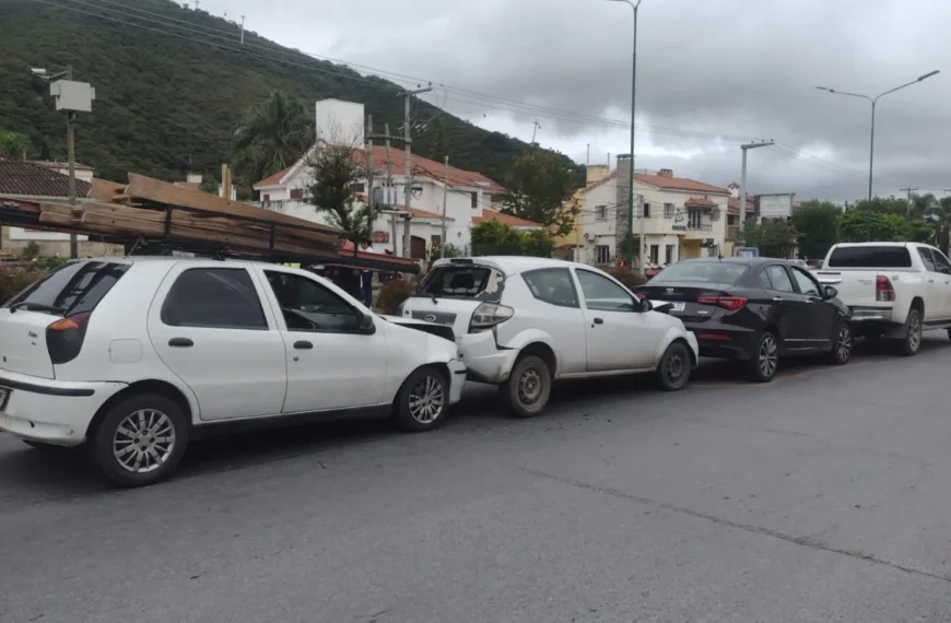 Choque en cadena: una camioneta y tres autos particulares involucrados