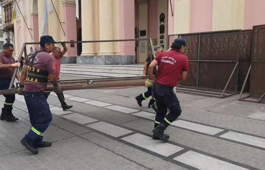 8M en Salta: vallan la Catedral