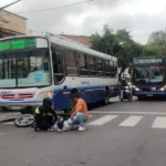 Caos vehicular en pleno centro: un colectivo y una moto chocaron en San MartĂn y Alberdi