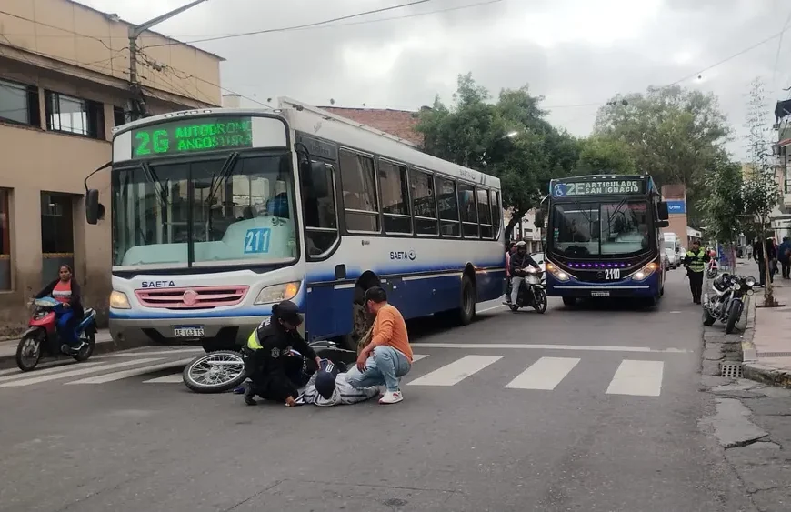 Caos vehicular en pleno centro: un colectivo y una moto chocaron en San Martín y Alberdi