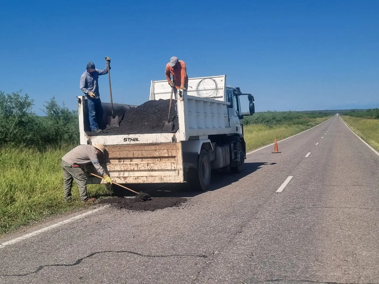 Tras los reclamos en redes sociales, comenzó la reparación de la RN 16, que une Salta con Brasil
