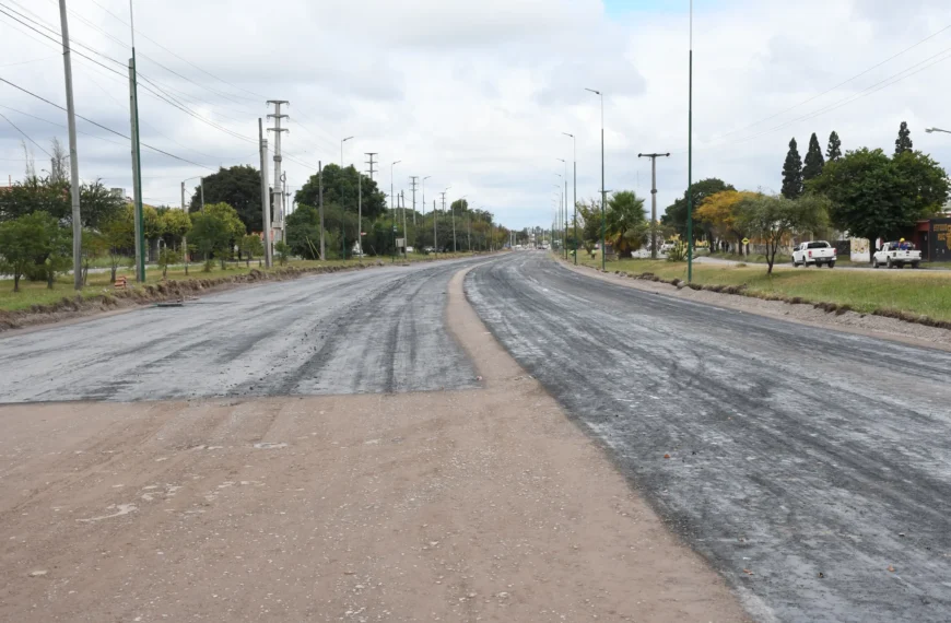 Comenzó la colocación del nuevo pavimento en la Av. Ex Combatientes de Malvinas