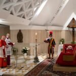 El Vaticano difundió las primeras imágenes del féretro del papa Francisco y confirmó el día del funeral